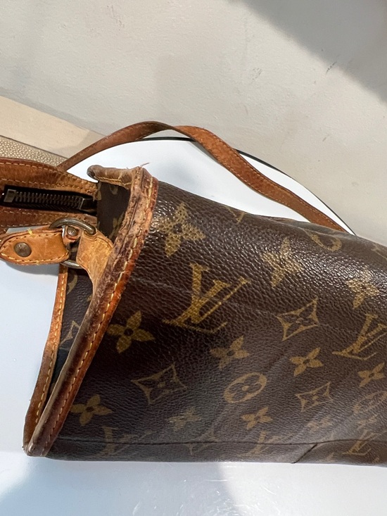 Louis Vuitton LV Popincourt Monogram Canvas Handbag - detached strap, wear - Picture 7 of 17